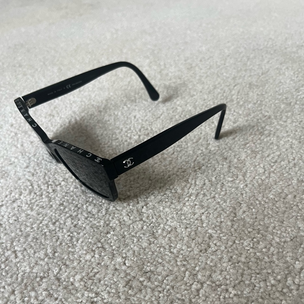 Chanel sunglasses with case and Chanel logo on top in lightly used condition - Picture 2 of 3